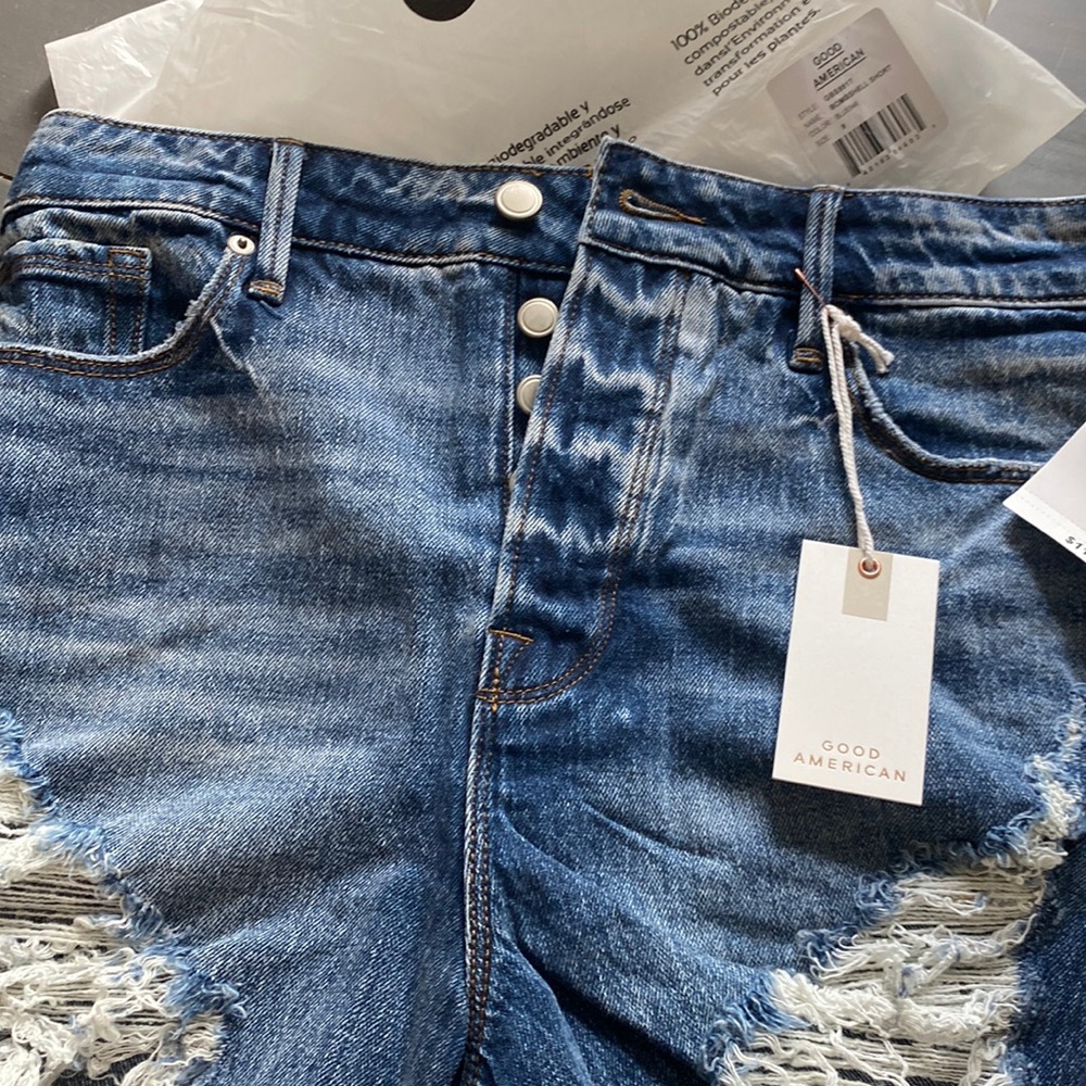 Good American bombshell shorts